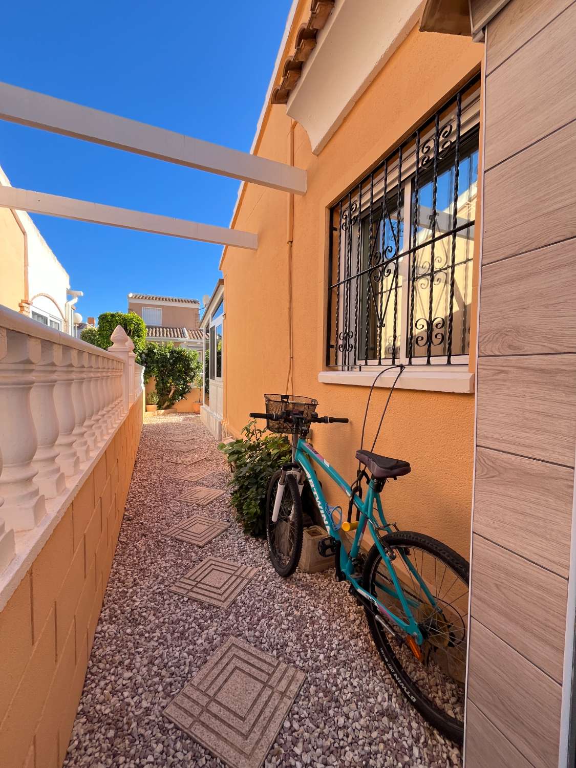 Casa independiente reformada con 2 dormitorios, jardín y solárium con vistas al mar