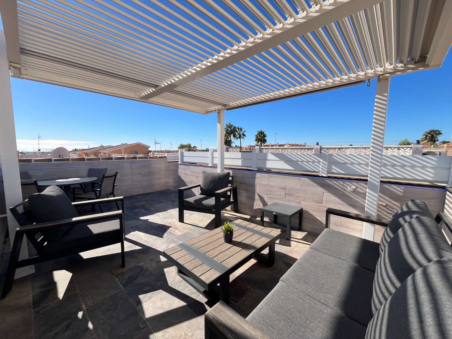 Casa independiente reformada con 2 dormitorios, jardín y solárium con vistas al mar