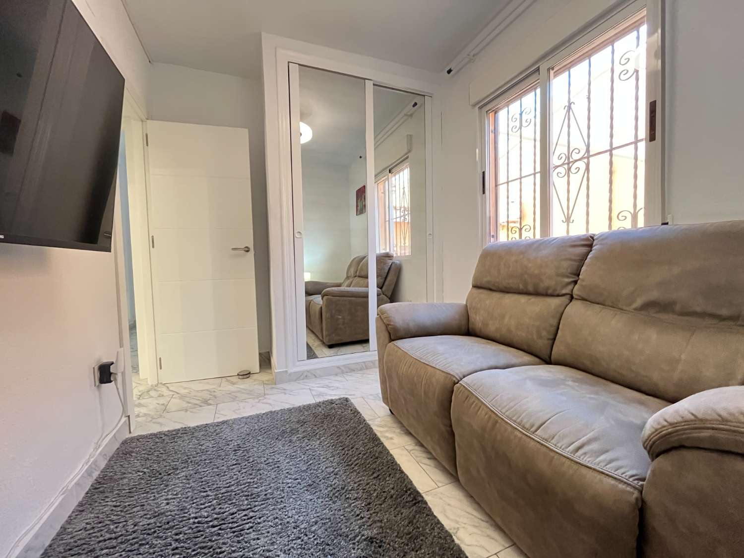 Casa independiente reformada con 2 dormitorios, jardín y solárium con vistas al mar