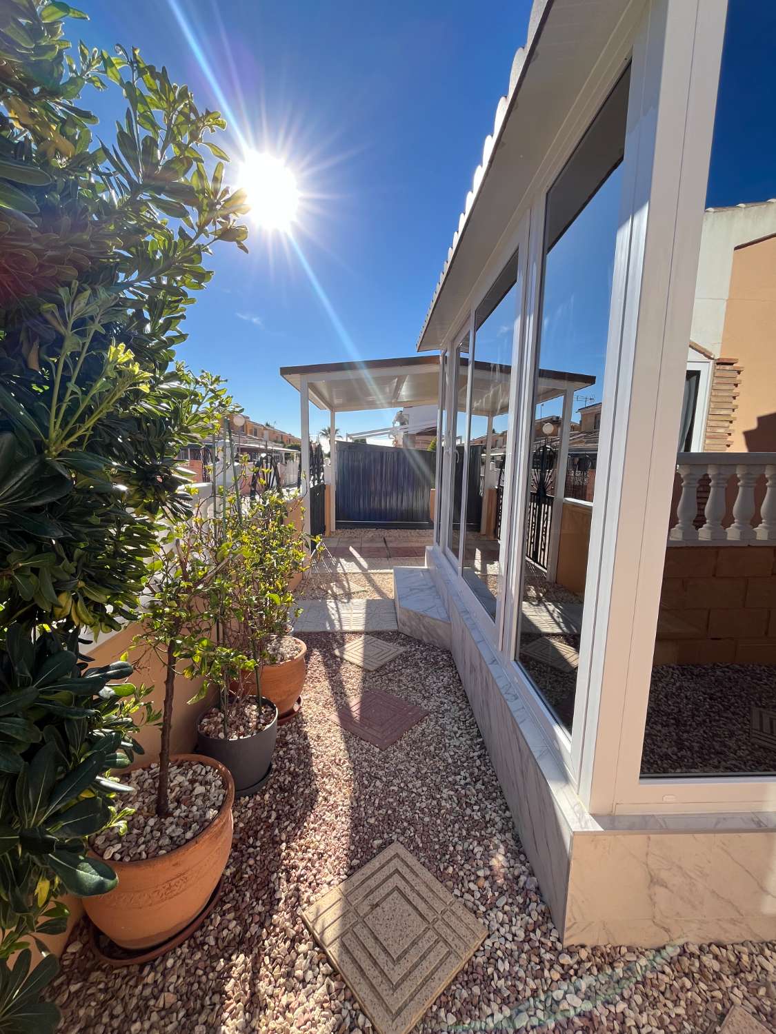 Casa independiente reformada con 2 dormitorios, jardín y solárium con vistas al mar