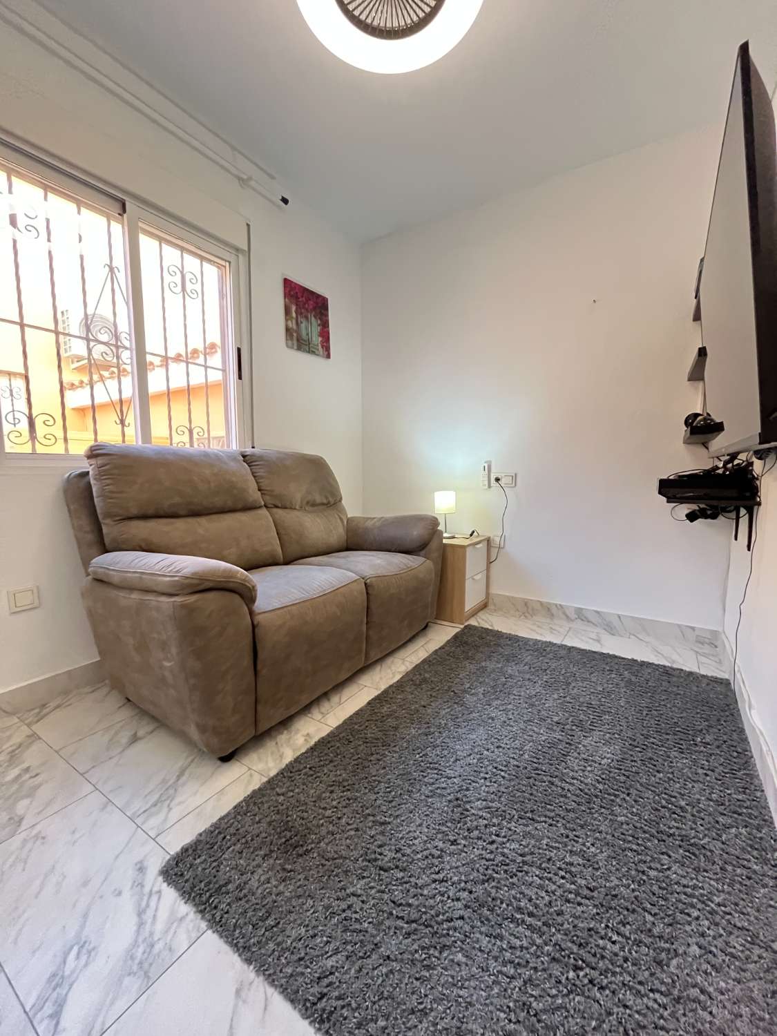 Casa independiente reformada con 2 dormitorios, jardín y solárium con vistas al mar