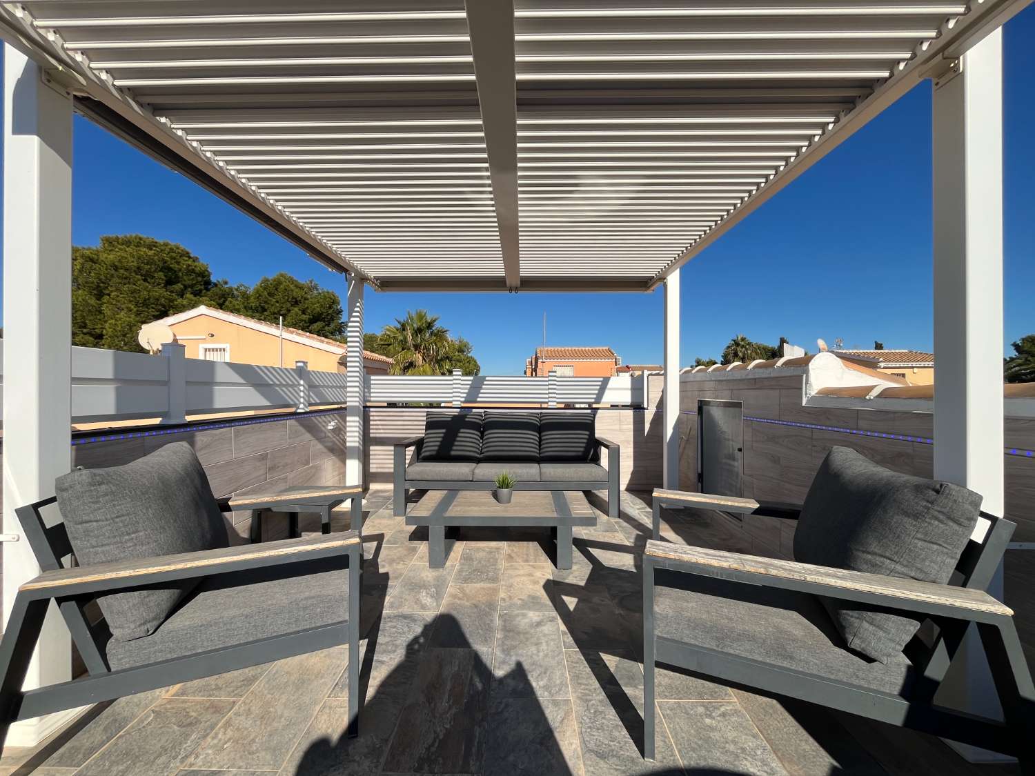 Casa independiente reformada con 2 dormitorios, jardín y solárium con vistas al mar