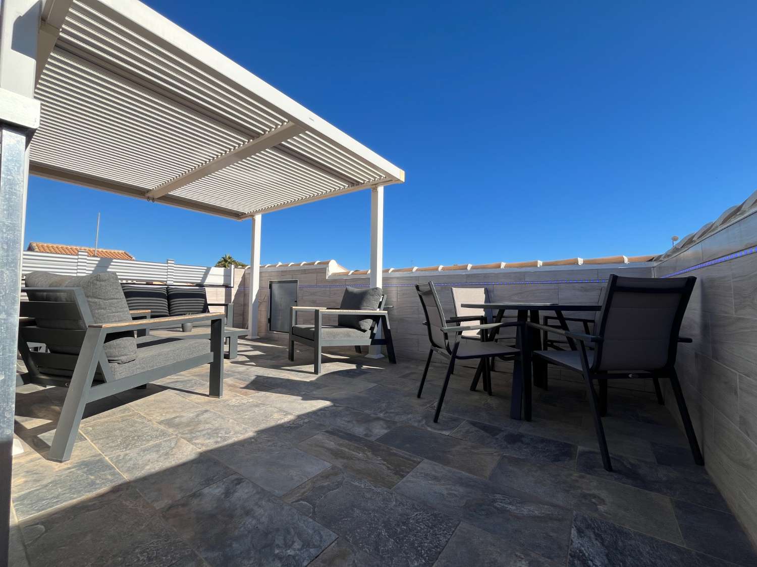 Casa independiente reformada con 2 dormitorios, jardín y solárium con vistas al mar