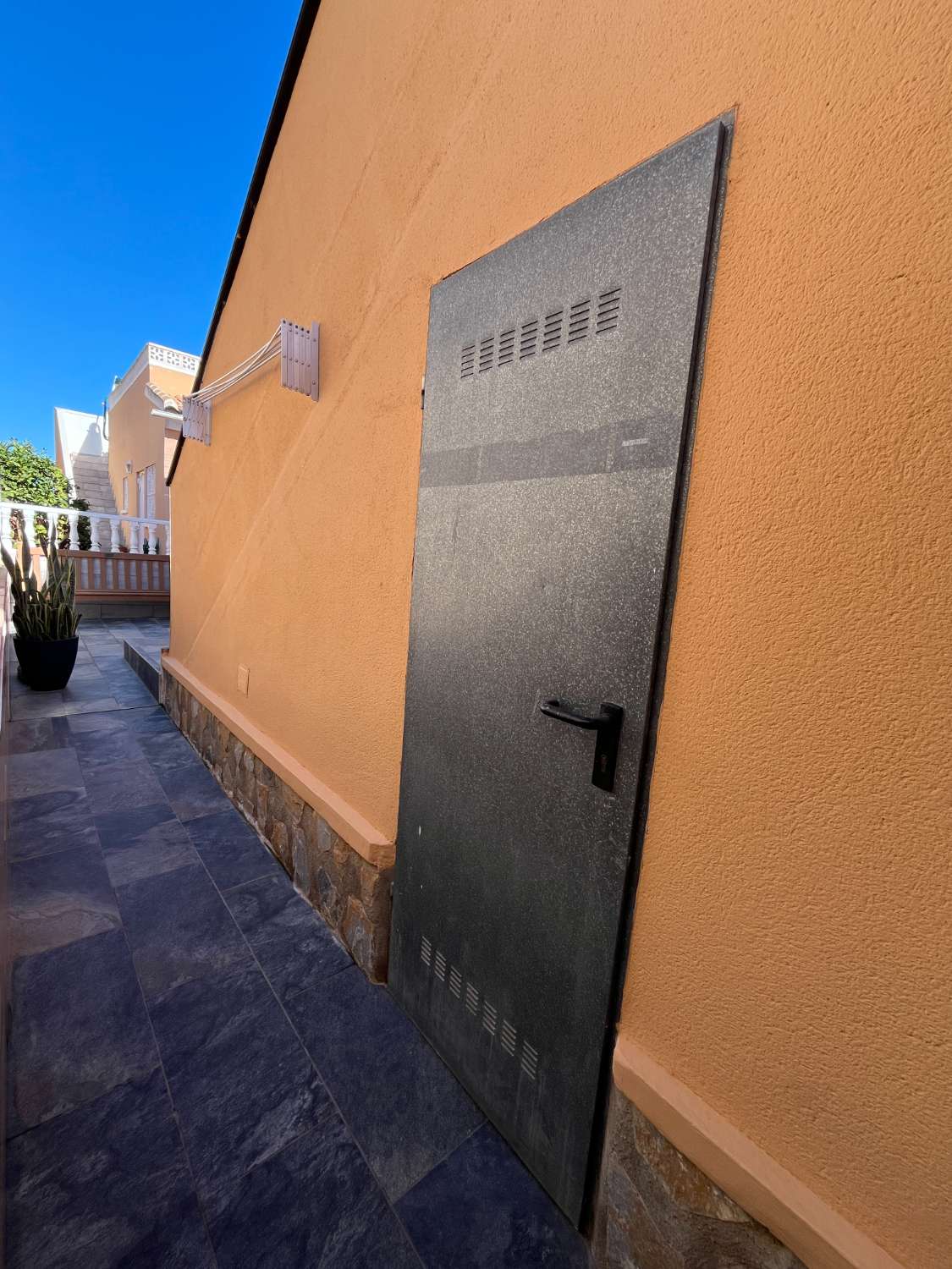 Casa independiente reformada con 2 dormitorios, jardín y solárium con vistas al mar