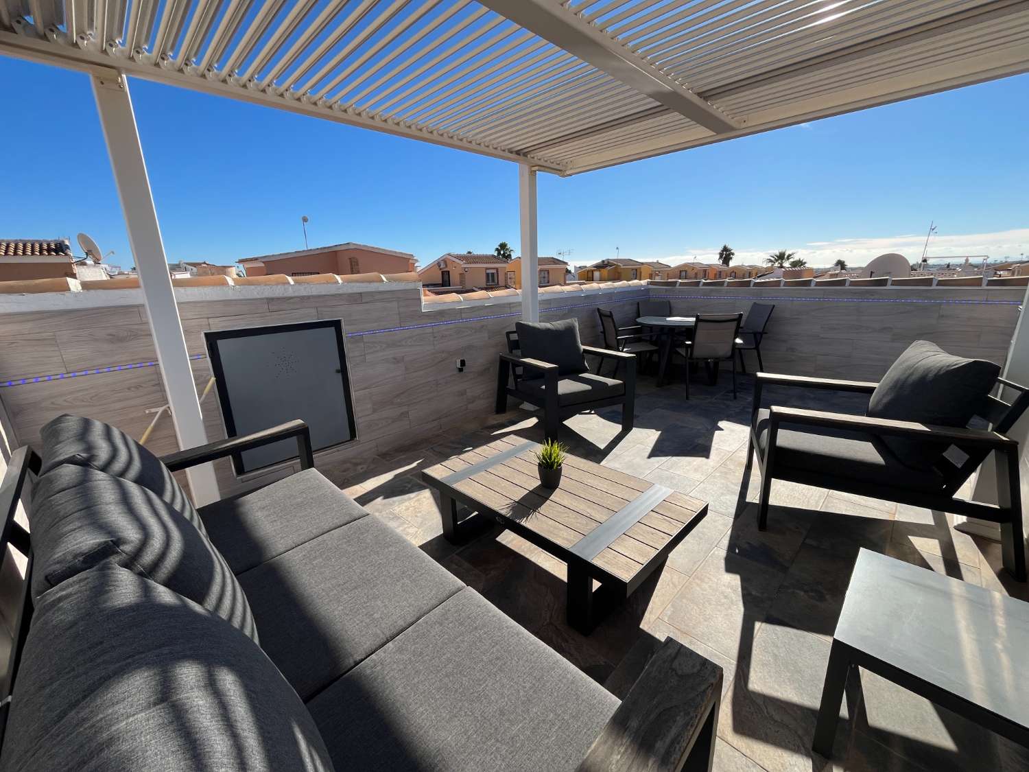 Casa independiente reformada con 2 dormitorios, jardín y solárium con vistas al mar