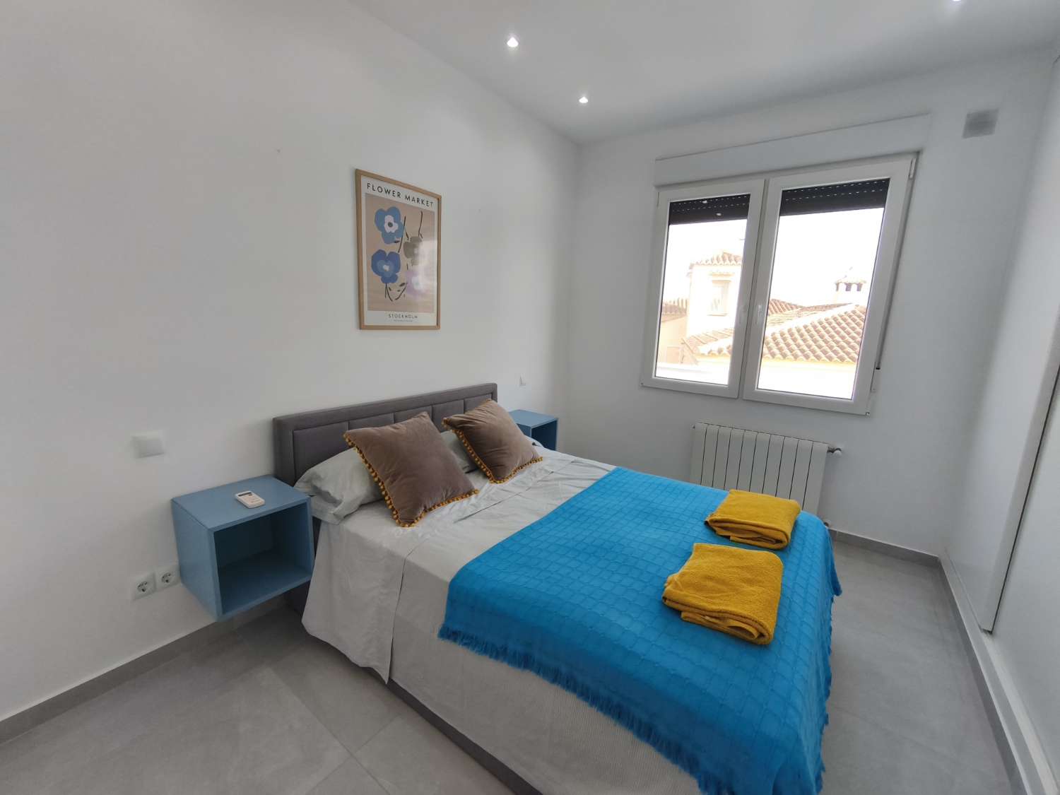 Suuri omakotitalo, jossa on neljä makuuhuonetta.