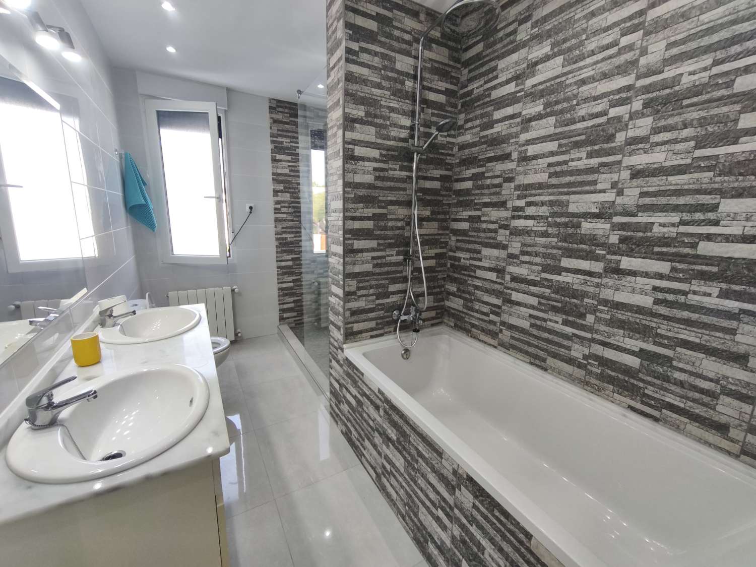 Suuri omakotitalo, jossa on neljä makuuhuonetta.