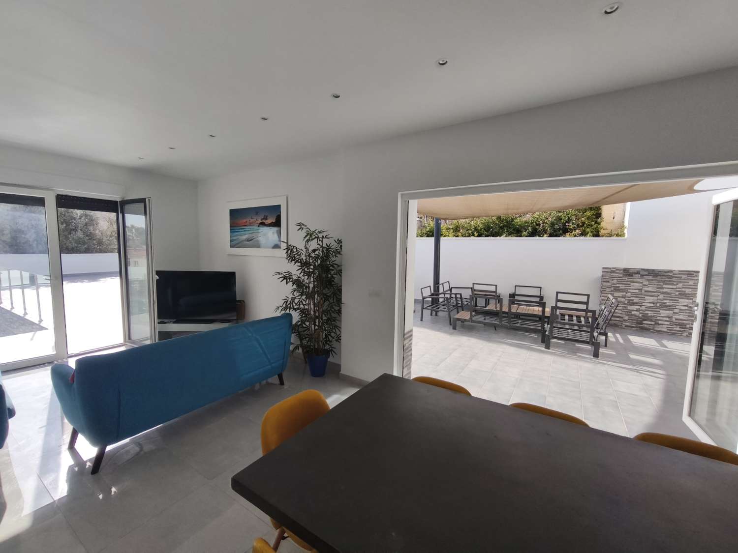 Suuri omakotitalo, jossa on neljä makuuhuonetta.