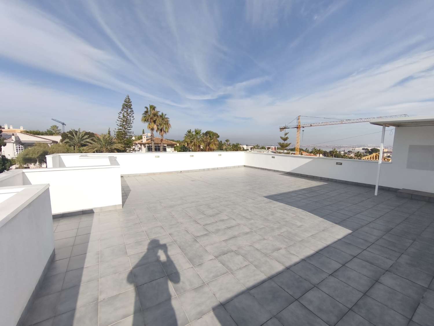 Suuri omakotitalo, jossa on neljä makuuhuonetta.