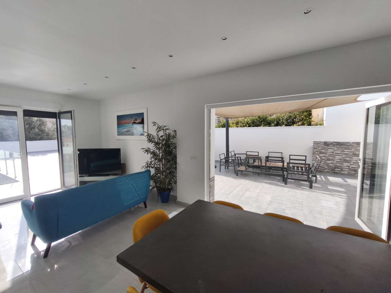 Suuri omakotitalo, jossa on neljä makuuhuonetta.