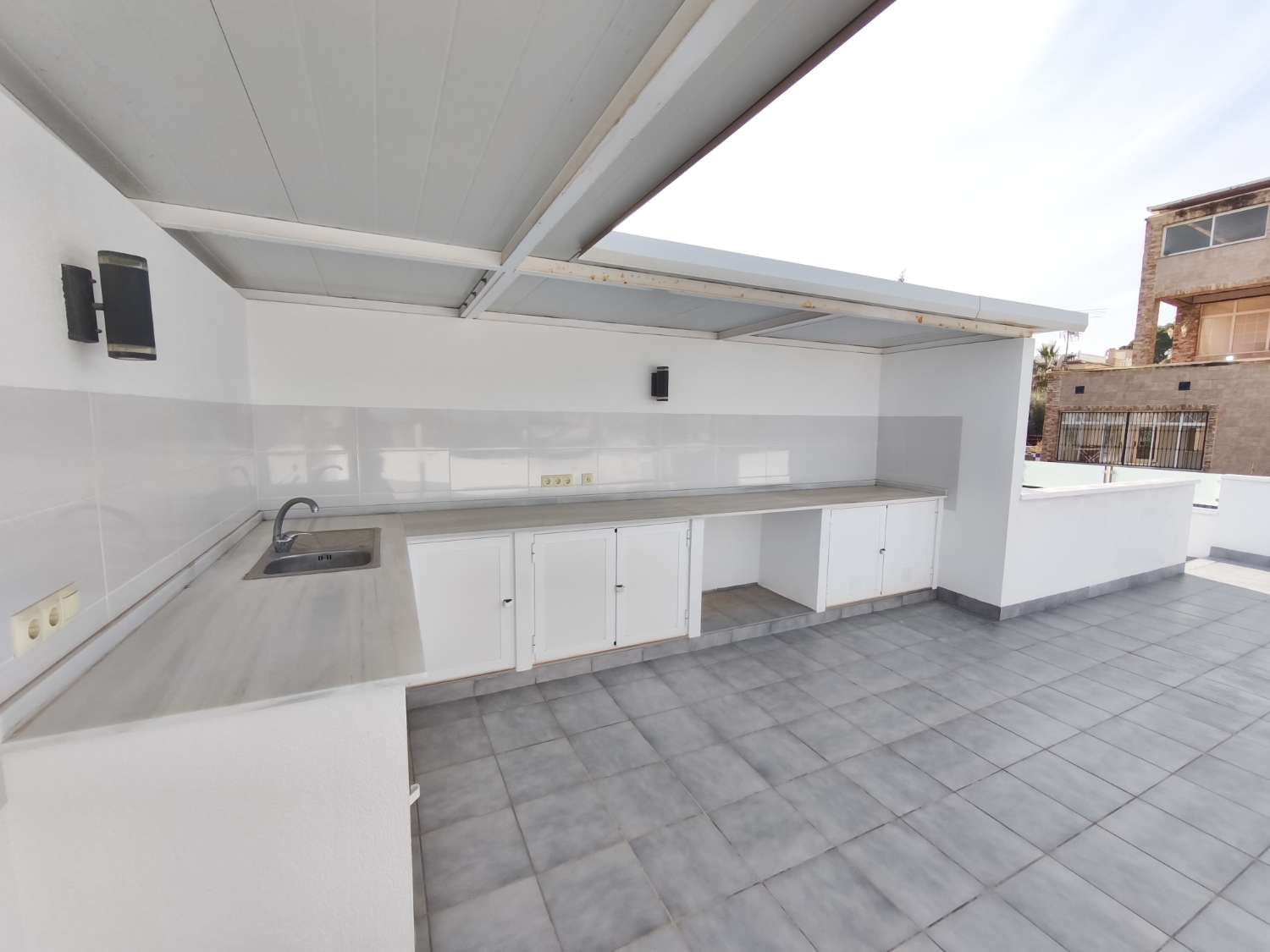 Suuri omakotitalo, jossa on neljä makuuhuonetta.