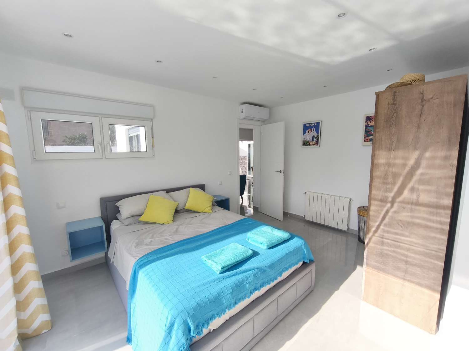 Suuri omakotitalo, jossa on neljä makuuhuonetta.