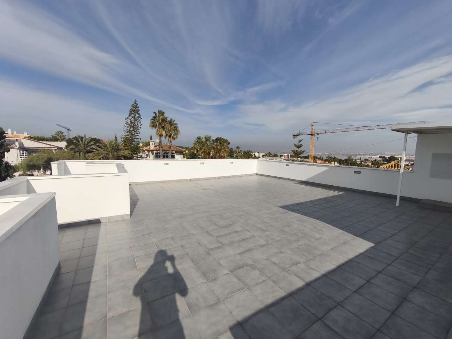 Suuri omakotitalo, jossa on neljä makuuhuonetta.