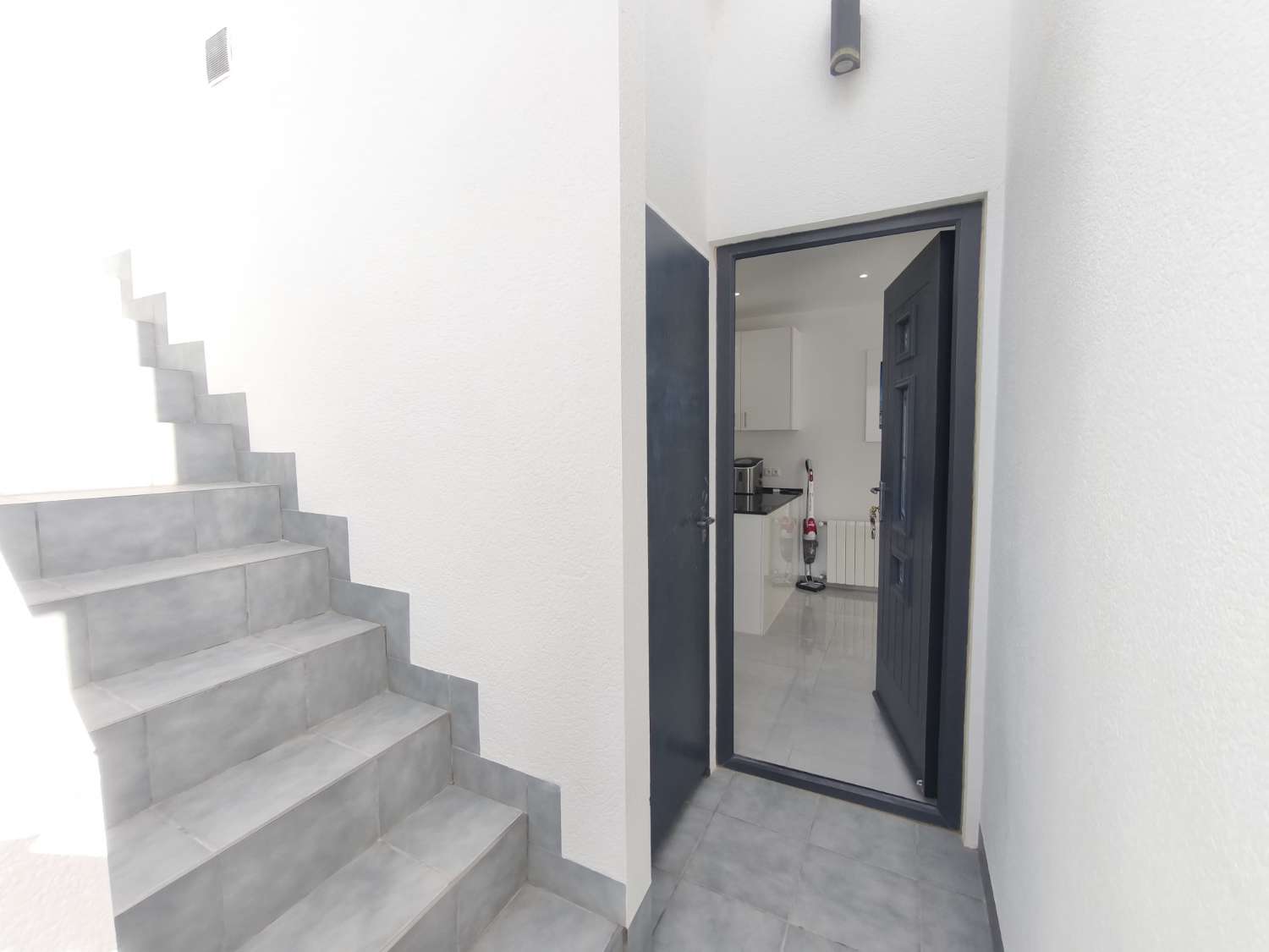 Suuri omakotitalo, jossa on neljä makuuhuonetta.