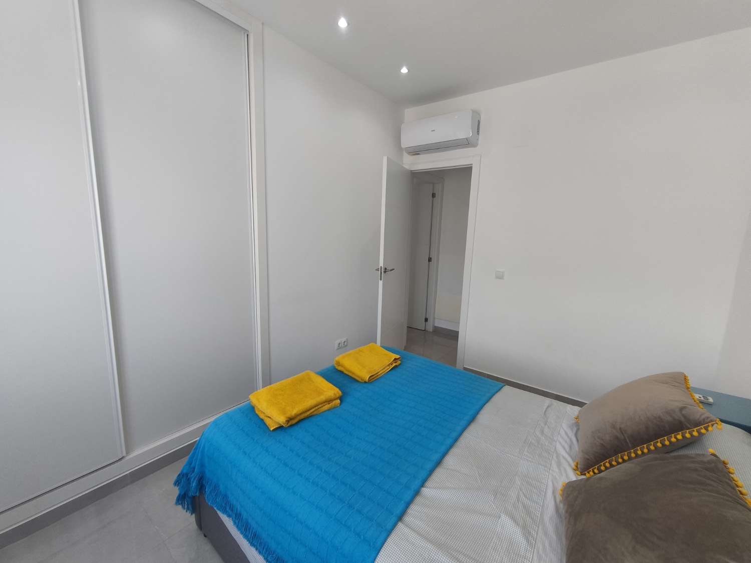 Suuri omakotitalo, jossa on neljä makuuhuonetta.