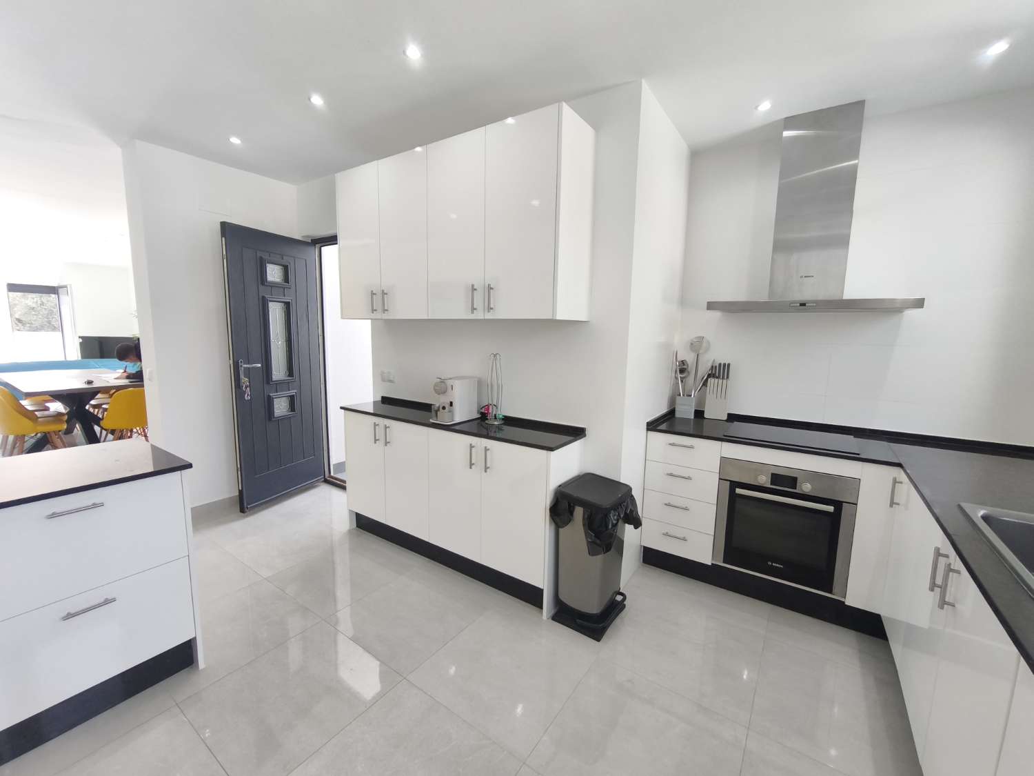 Suuri omakotitalo, jossa on neljä makuuhuonetta.