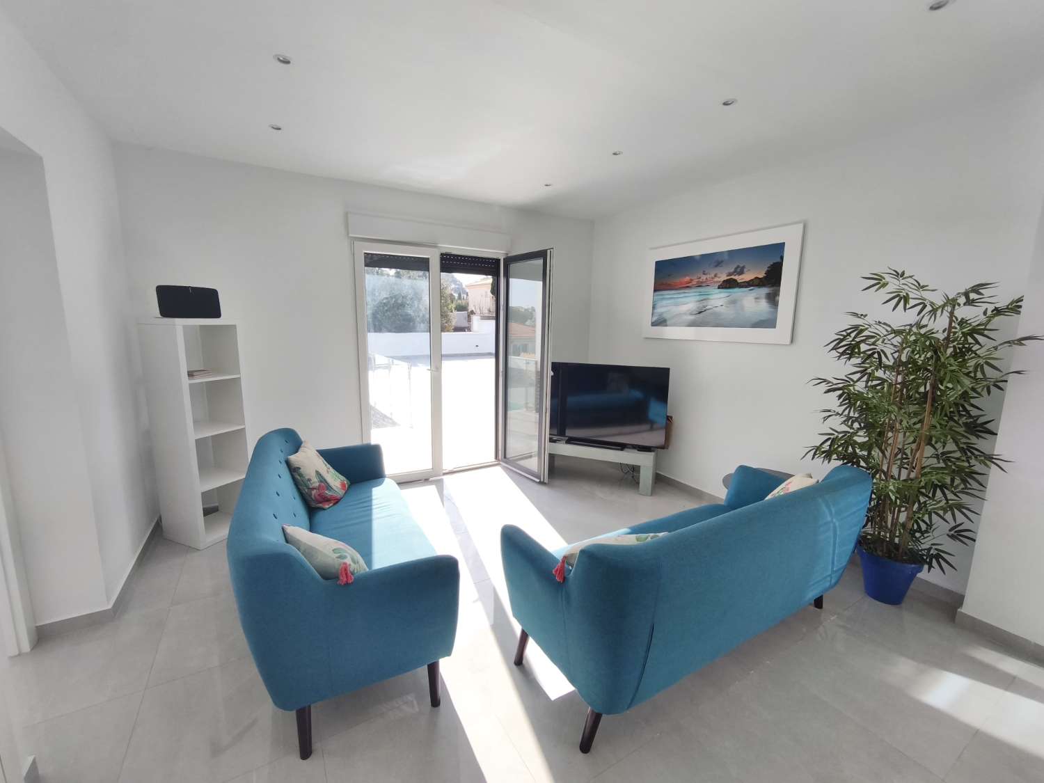 Suuri omakotitalo, jossa on neljä makuuhuonetta.