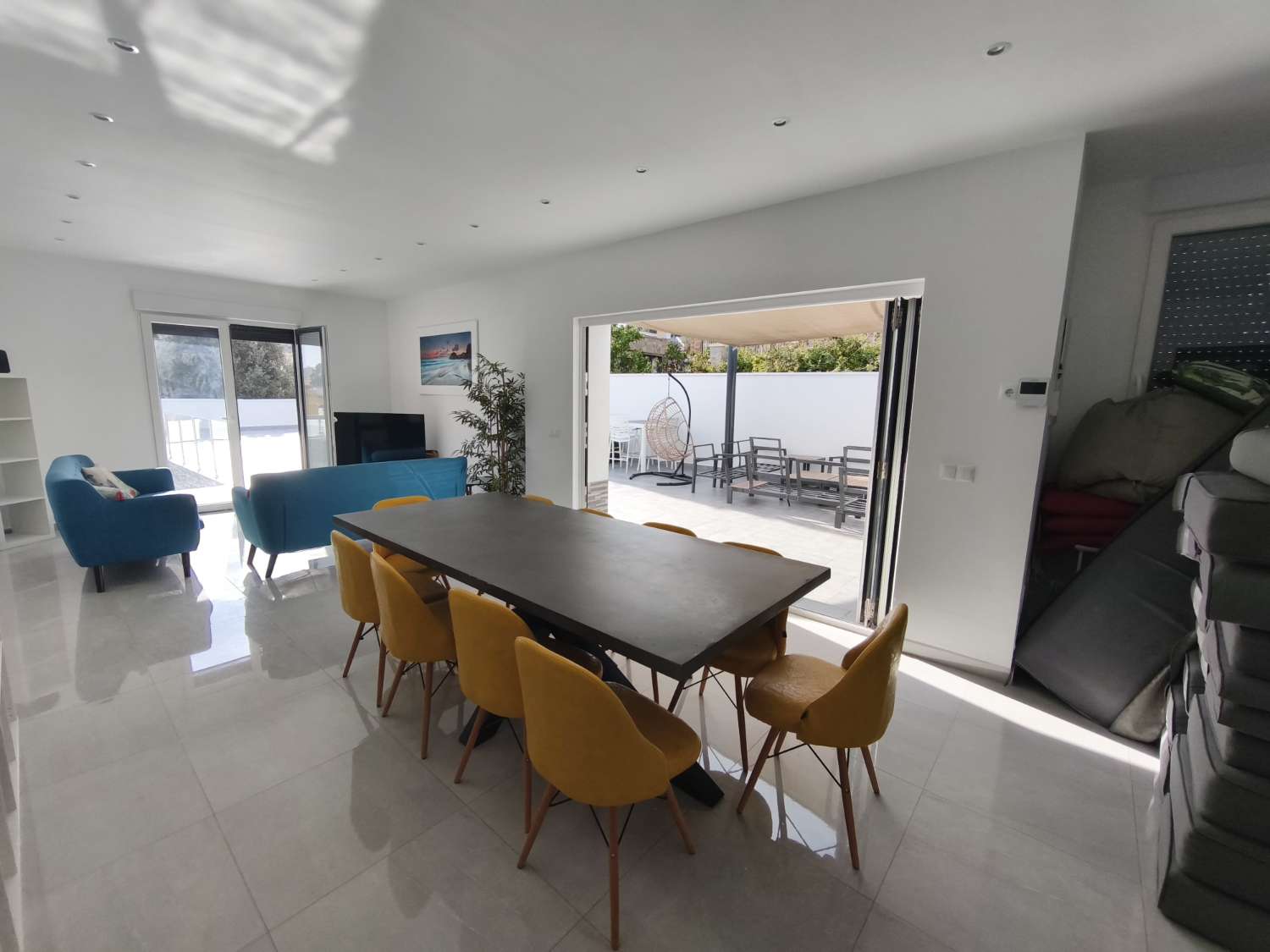 Suuri omakotitalo, jossa on neljä makuuhuonetta.