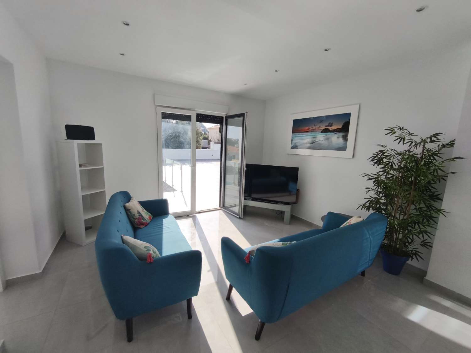 Suuri omakotitalo, jossa on neljä makuuhuonetta.