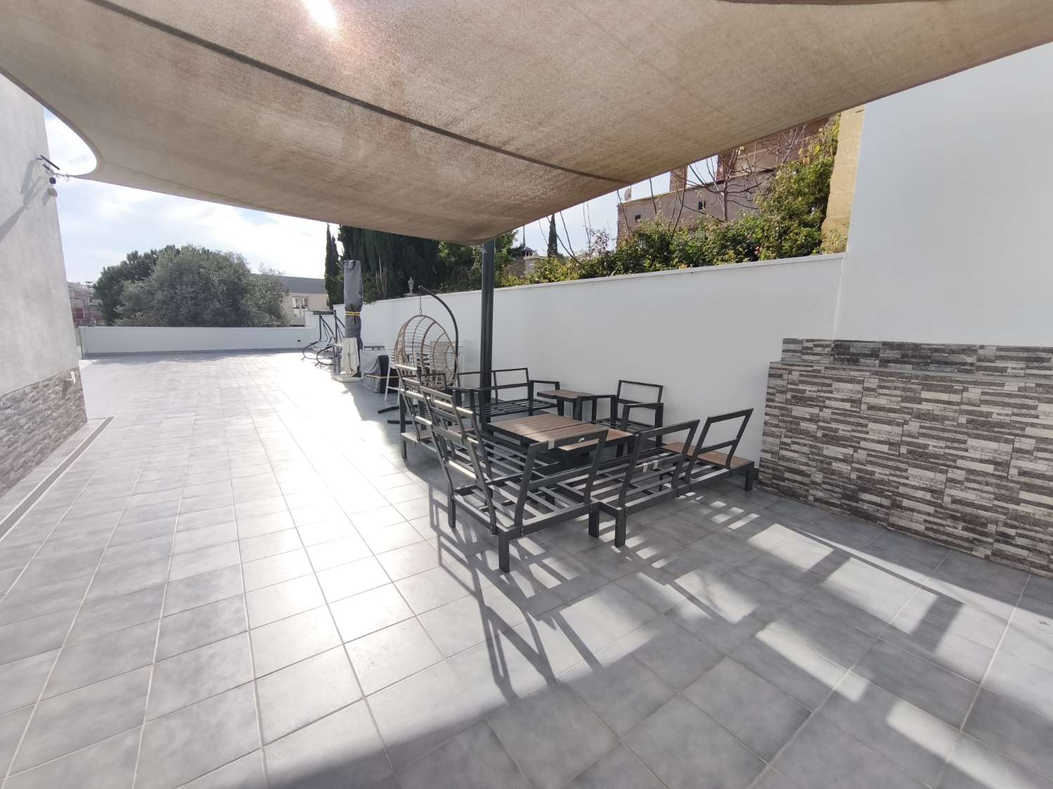 Suuri omakotitalo, jossa on neljä makuuhuonetta.