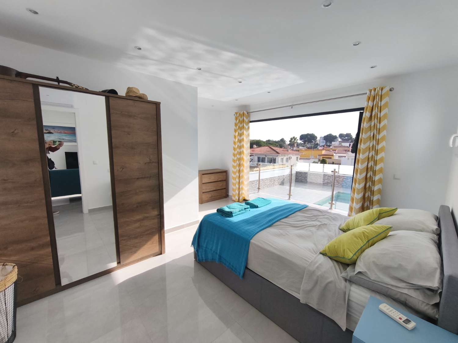 Suuri omakotitalo, jossa on neljä makuuhuonetta.