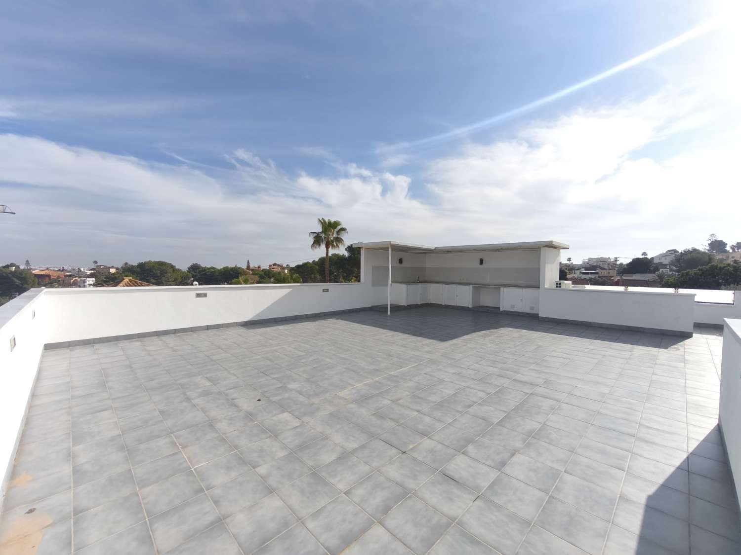 Suuri omakotitalo, jossa on neljä makuuhuonetta.