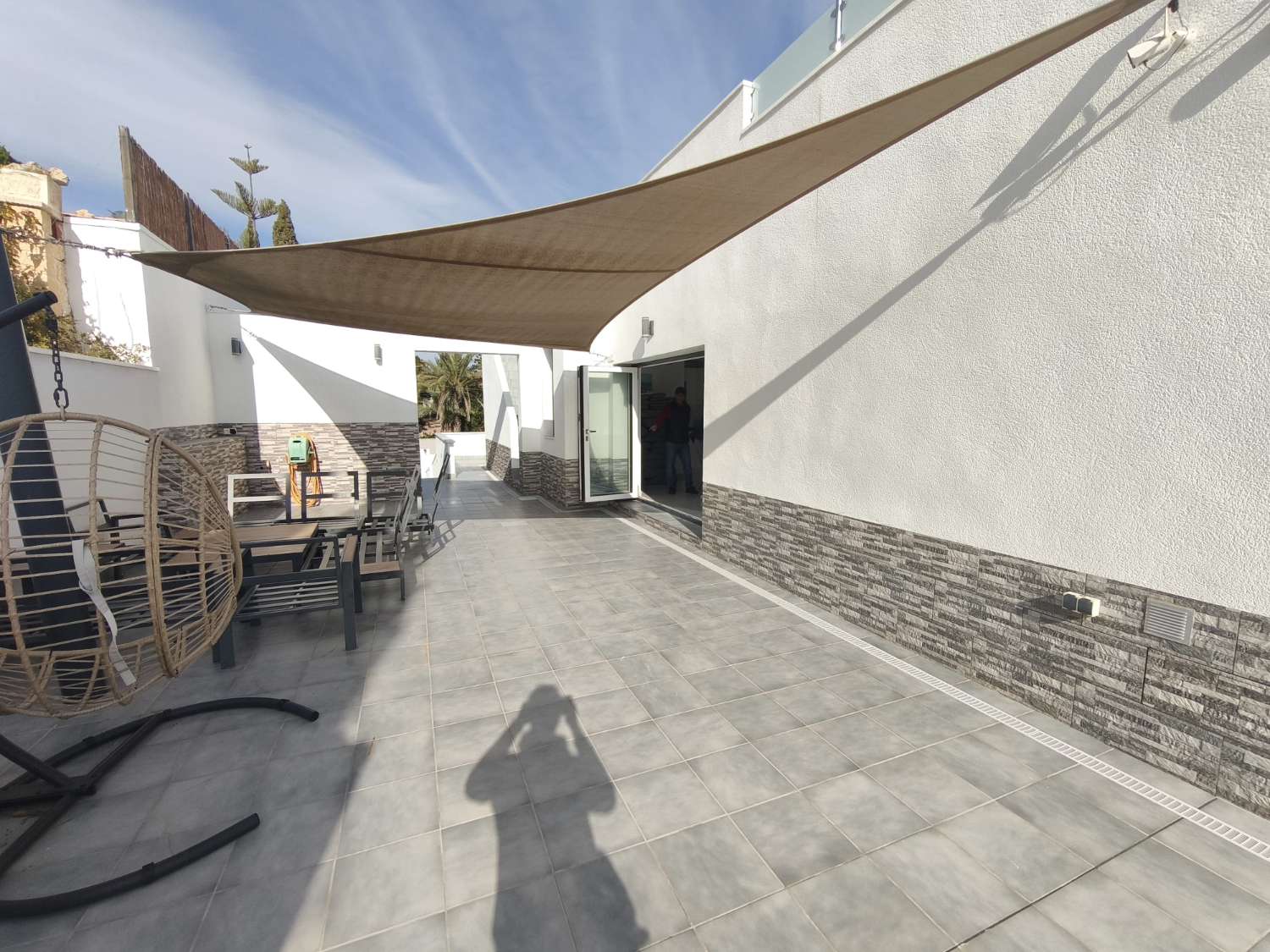 Suuri omakotitalo, jossa on neljä makuuhuonetta.