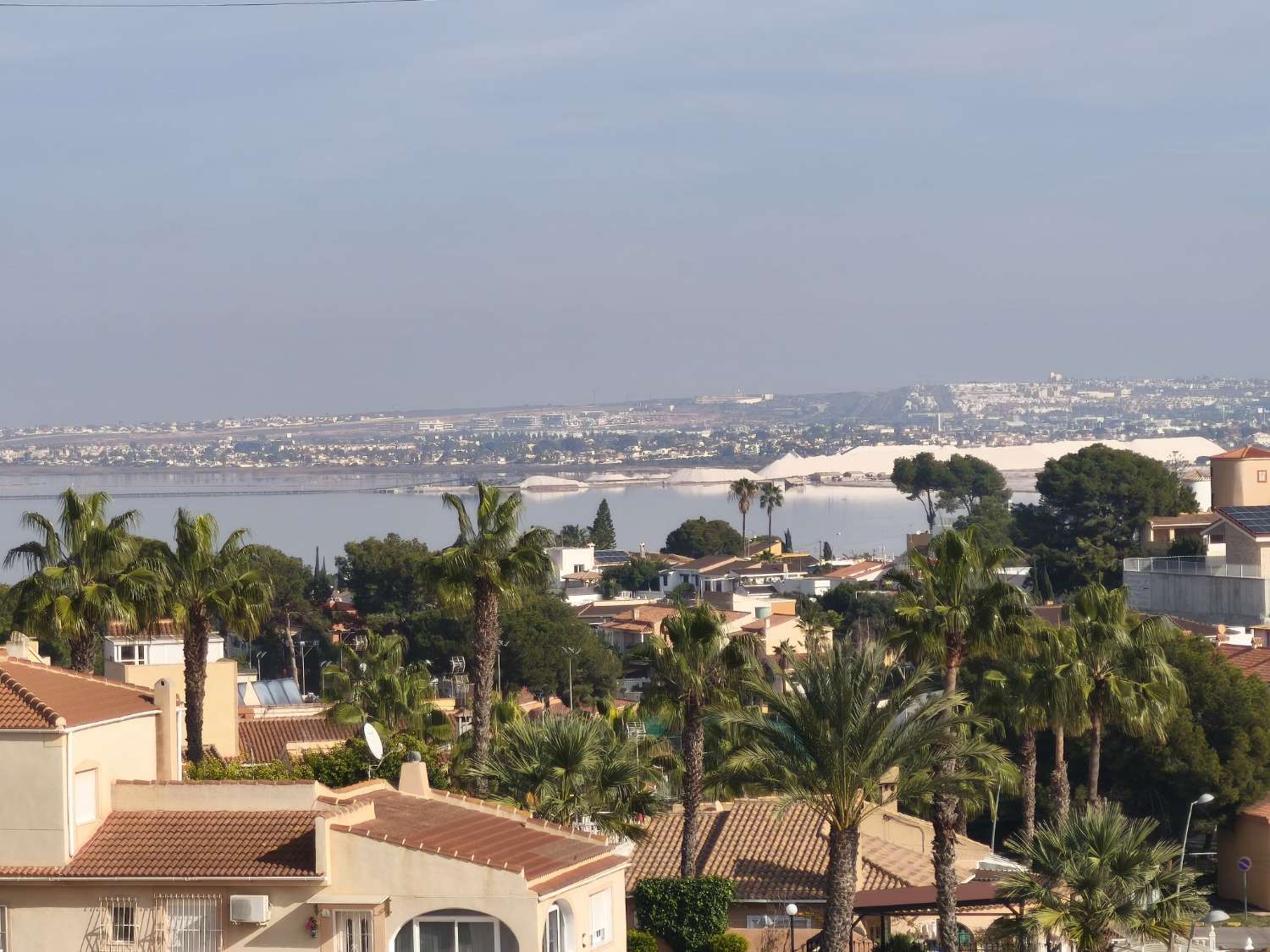 Suuri omakotitalo, jossa on neljä makuuhuonetta.