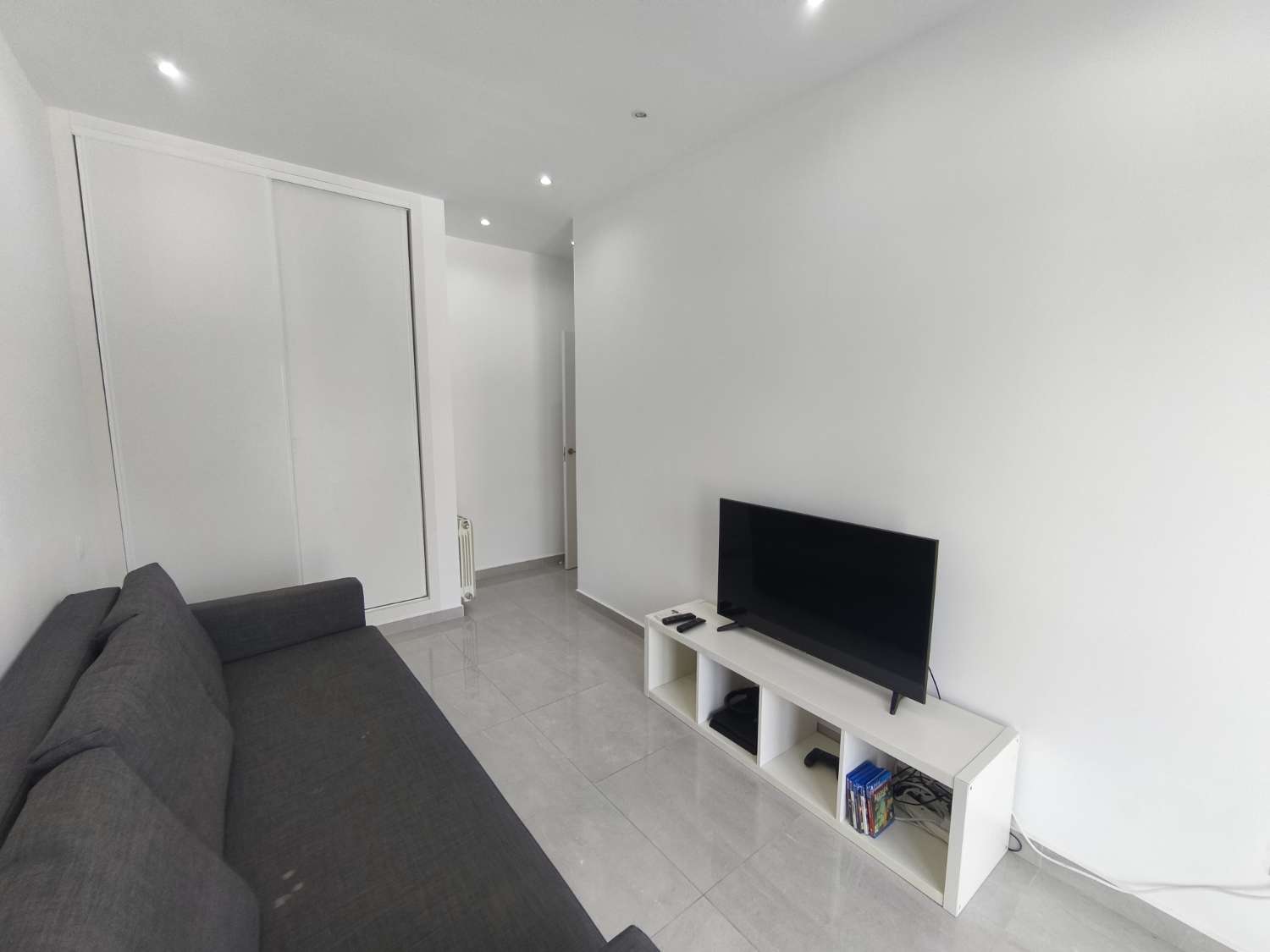 Suuri omakotitalo, jossa on neljä makuuhuonetta.