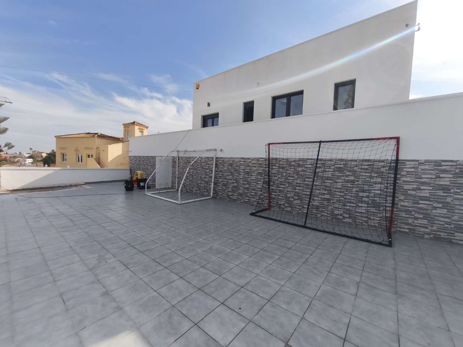 Suuri omakotitalo, jossa on neljä makuuhuonetta.