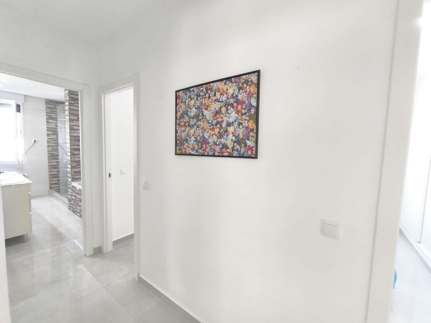 Suuri omakotitalo, jossa on neljä makuuhuonetta.