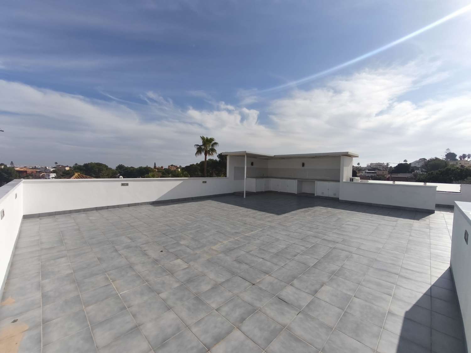 Suuri omakotitalo, jossa on neljä makuuhuonetta.