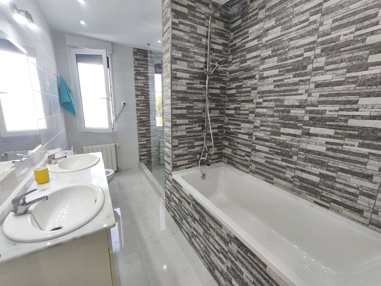 Suuri omakotitalo, jossa on neljä makuuhuonetta.