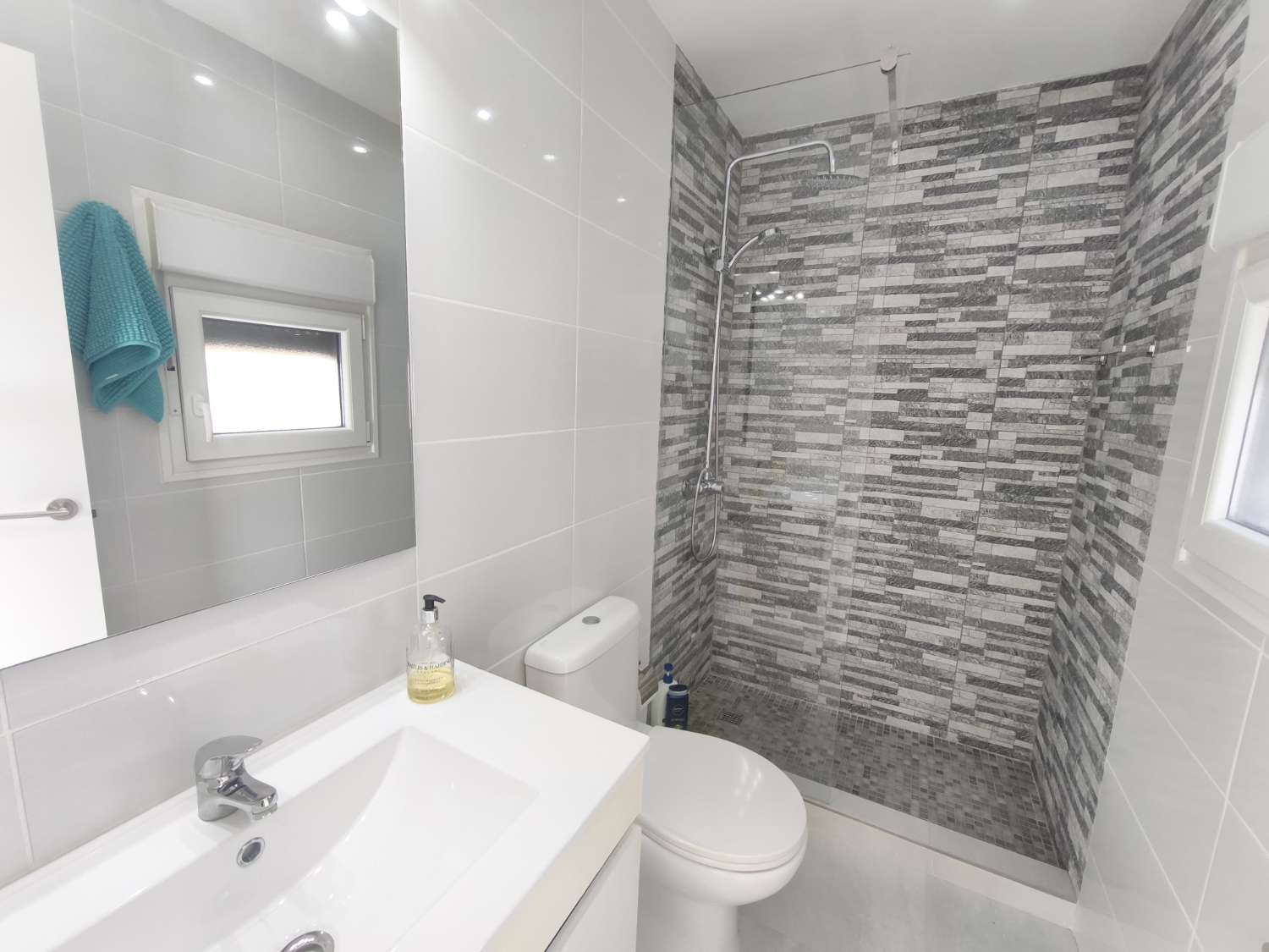 Suuri omakotitalo, jossa on neljä makuuhuonetta.