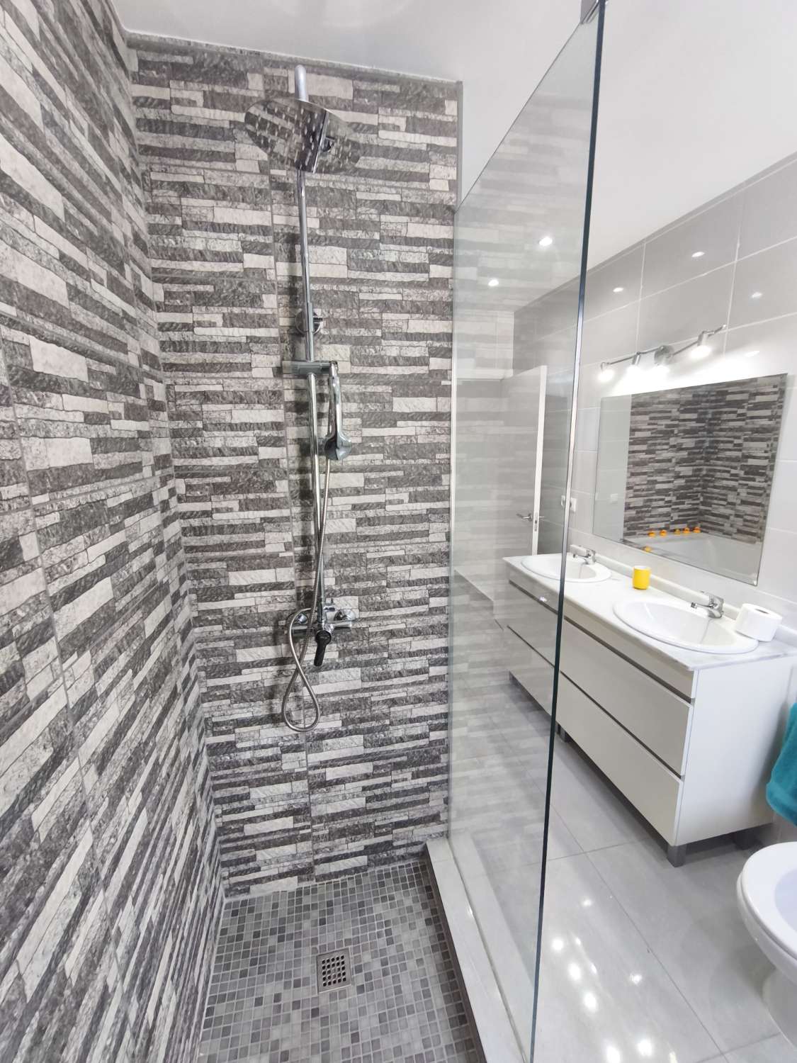 Suuri omakotitalo, jossa on neljä makuuhuonetta.