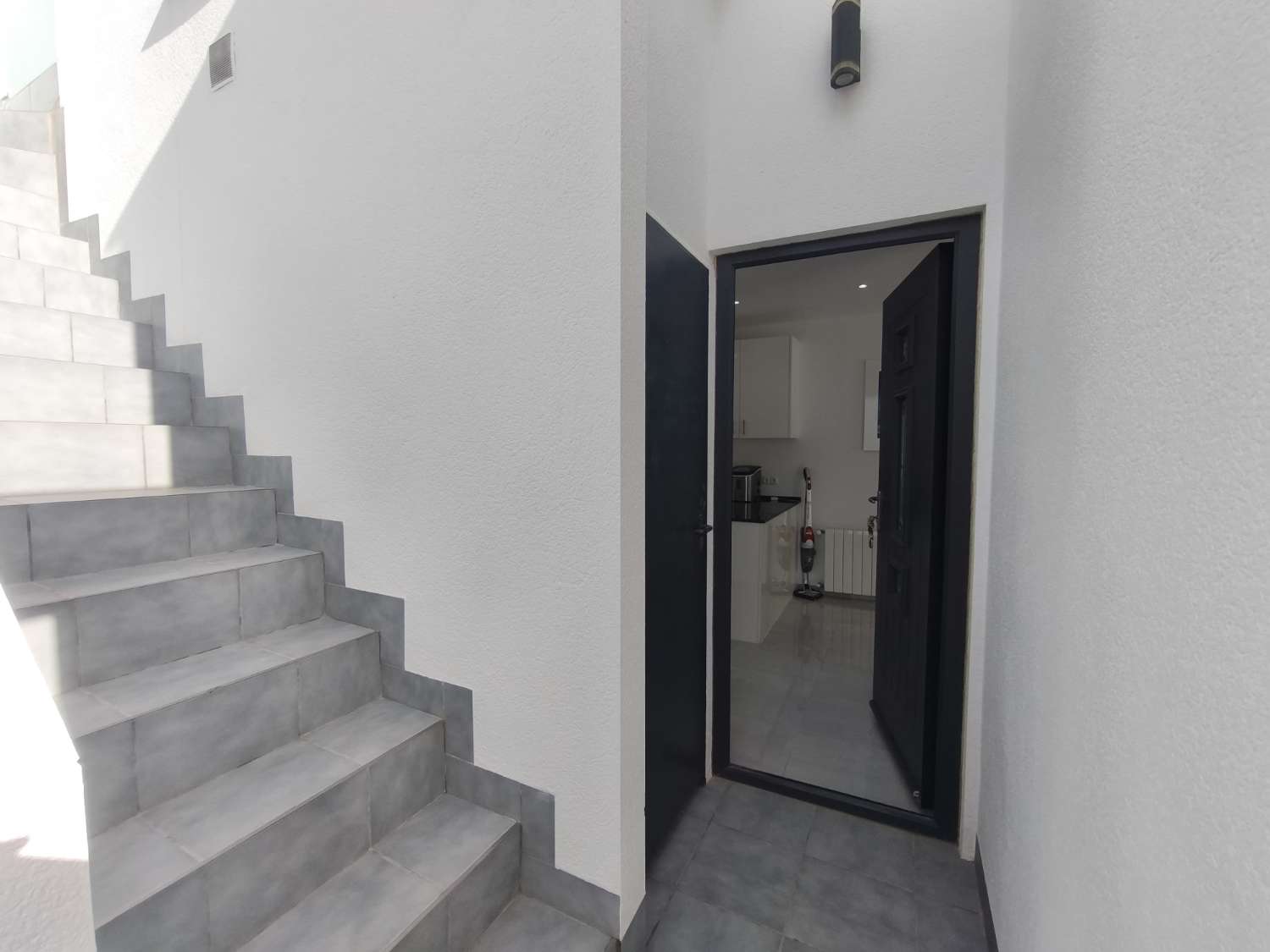 Suuri omakotitalo, jossa on neljä makuuhuonetta.