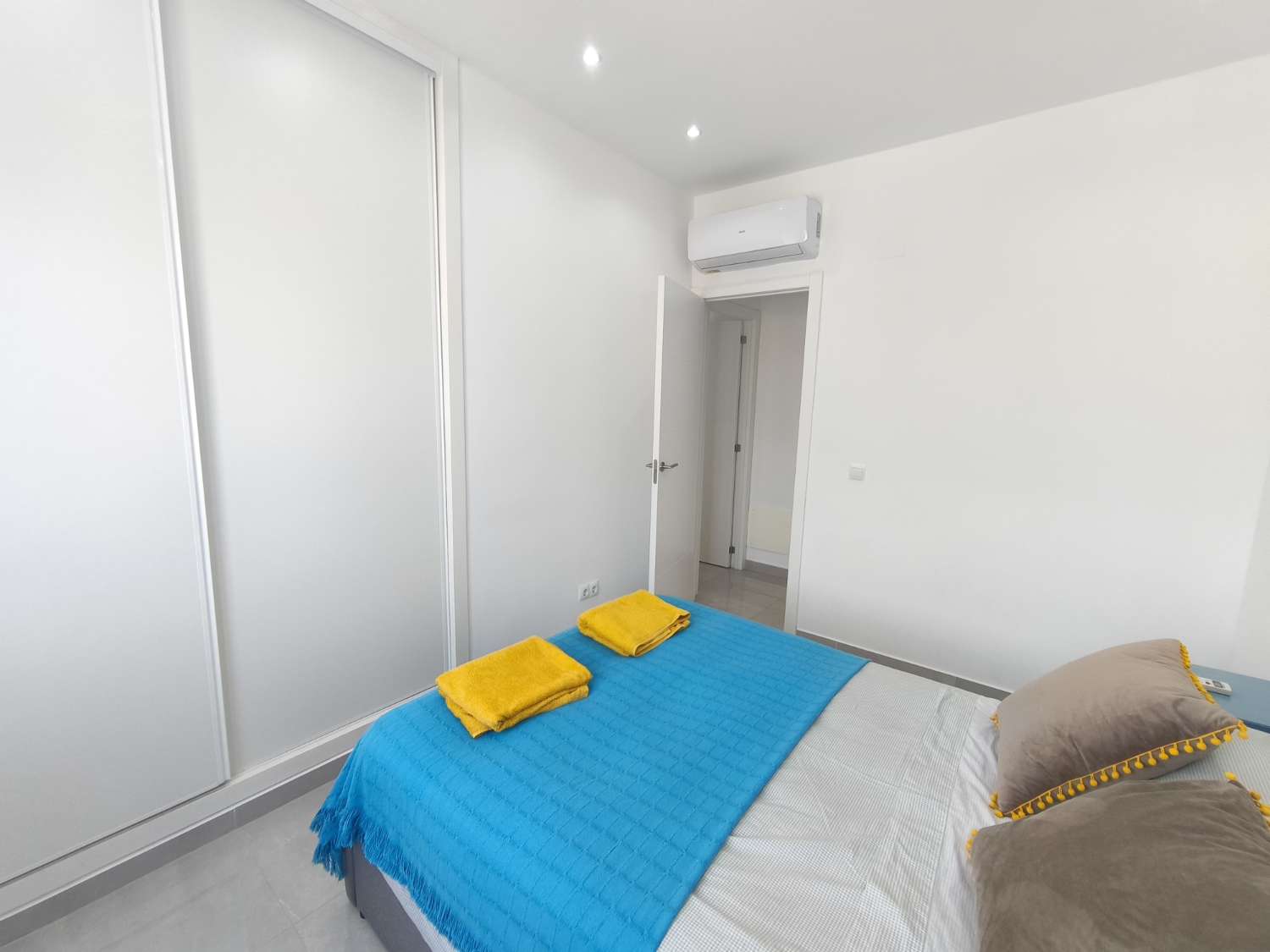 Suuri omakotitalo, jossa on neljä makuuhuonetta.