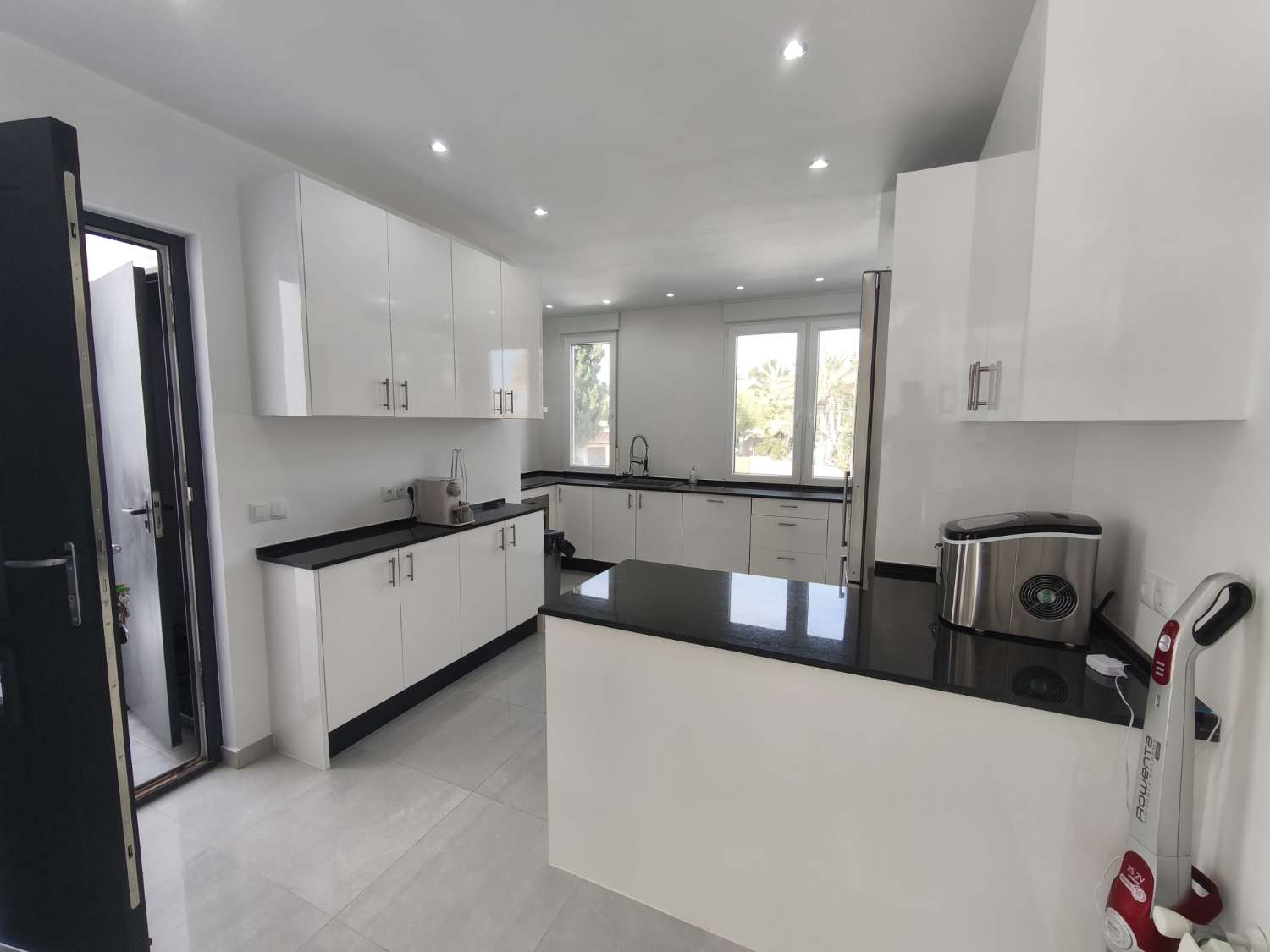 Suuri omakotitalo, jossa on neljä makuuhuonetta.