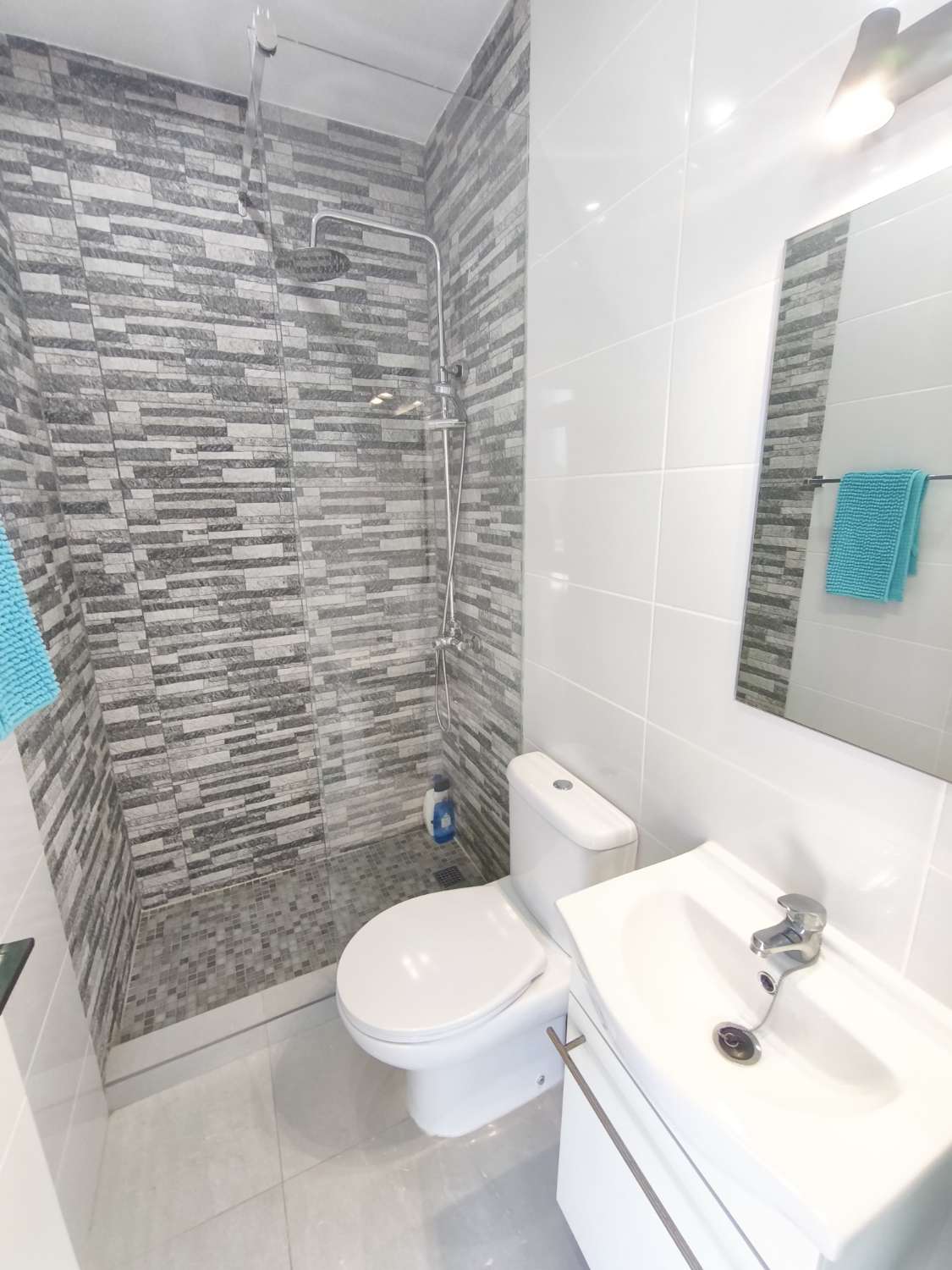 Suuri omakotitalo, jossa on neljä makuuhuonetta.