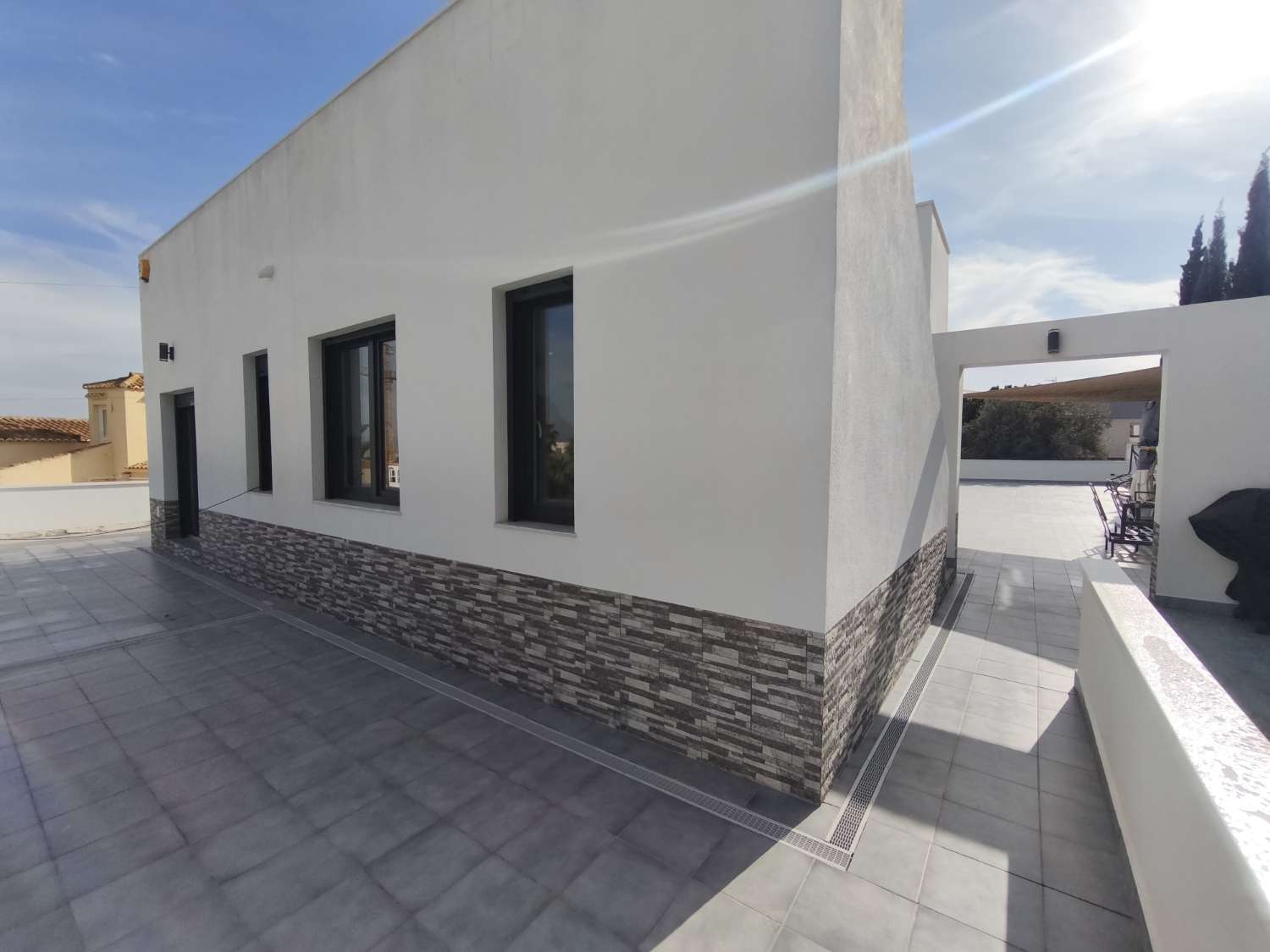 Suuri omakotitalo, jossa on neljä makuuhuonetta.