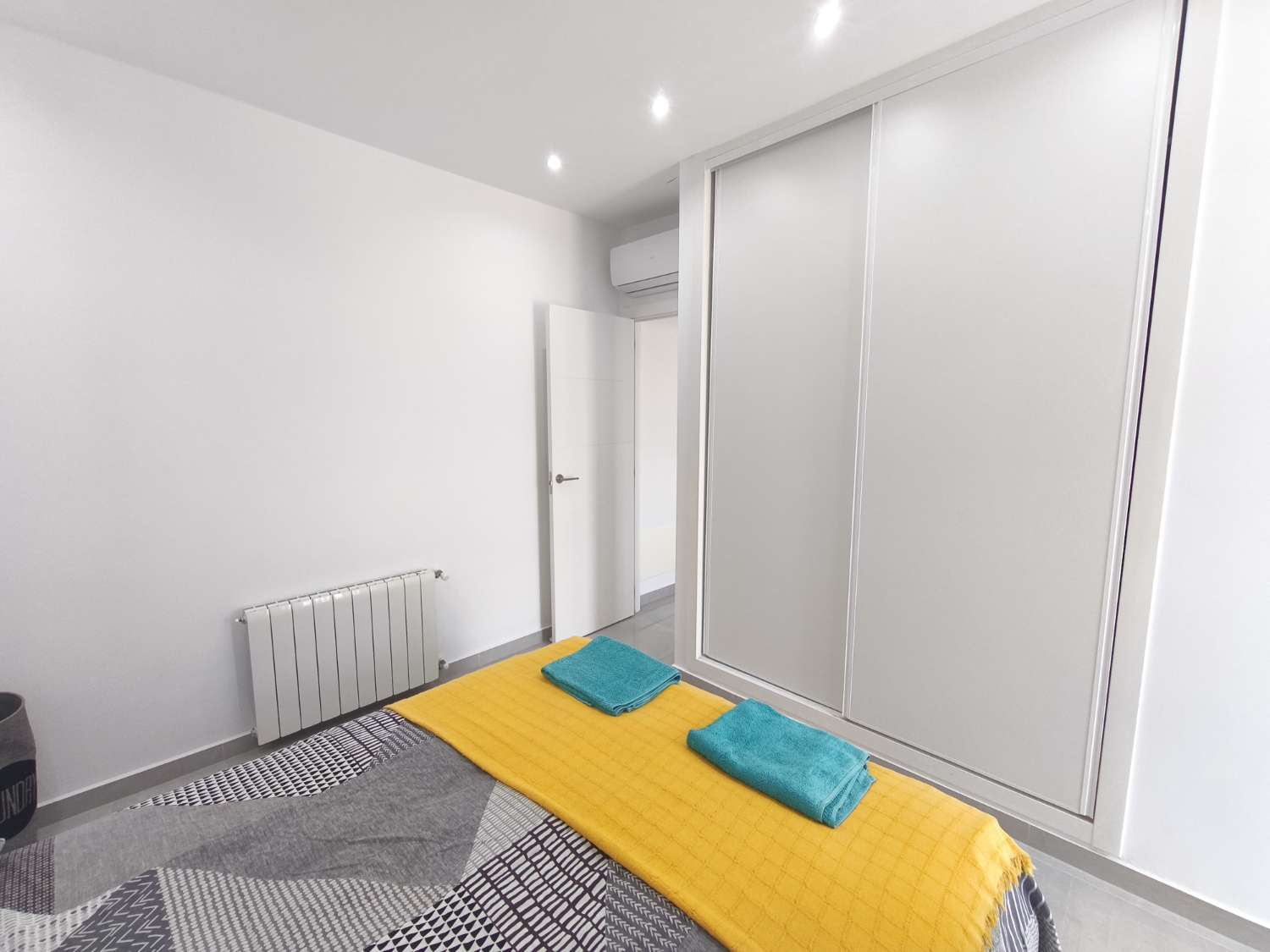 Suuri omakotitalo, jossa on neljä makuuhuonetta.