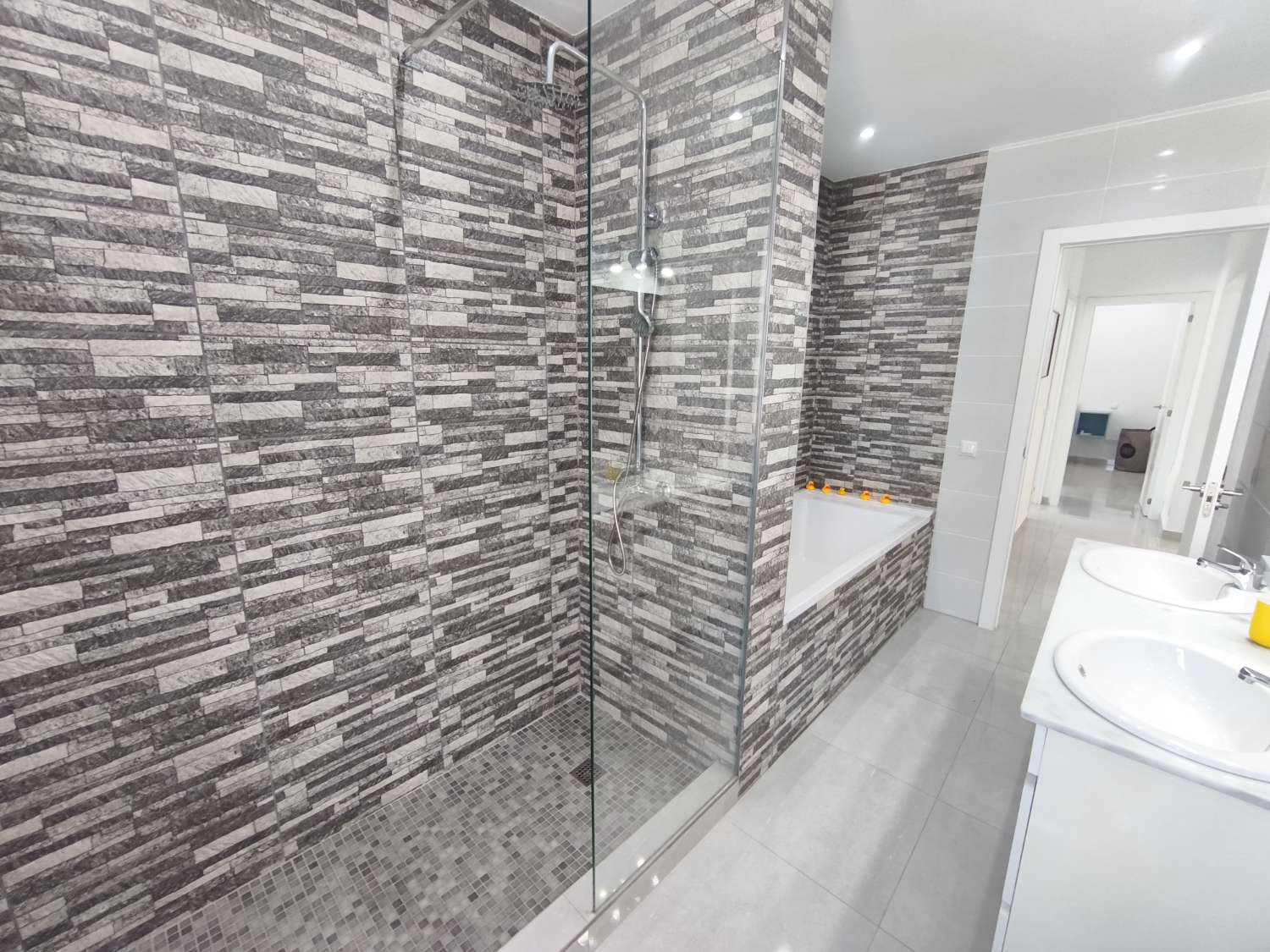 Suuri omakotitalo, jossa on neljä makuuhuonetta.