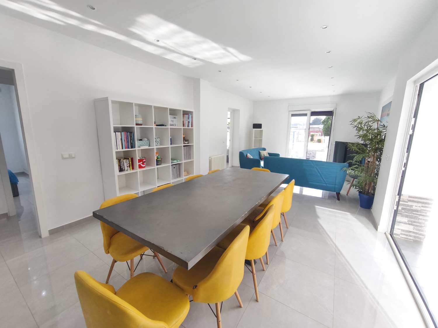 Suuri omakotitalo, jossa on neljä makuuhuonetta.