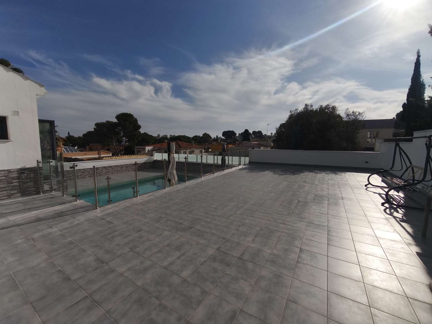 Suuri omakotitalo, jossa on neljä makuuhuonetta.