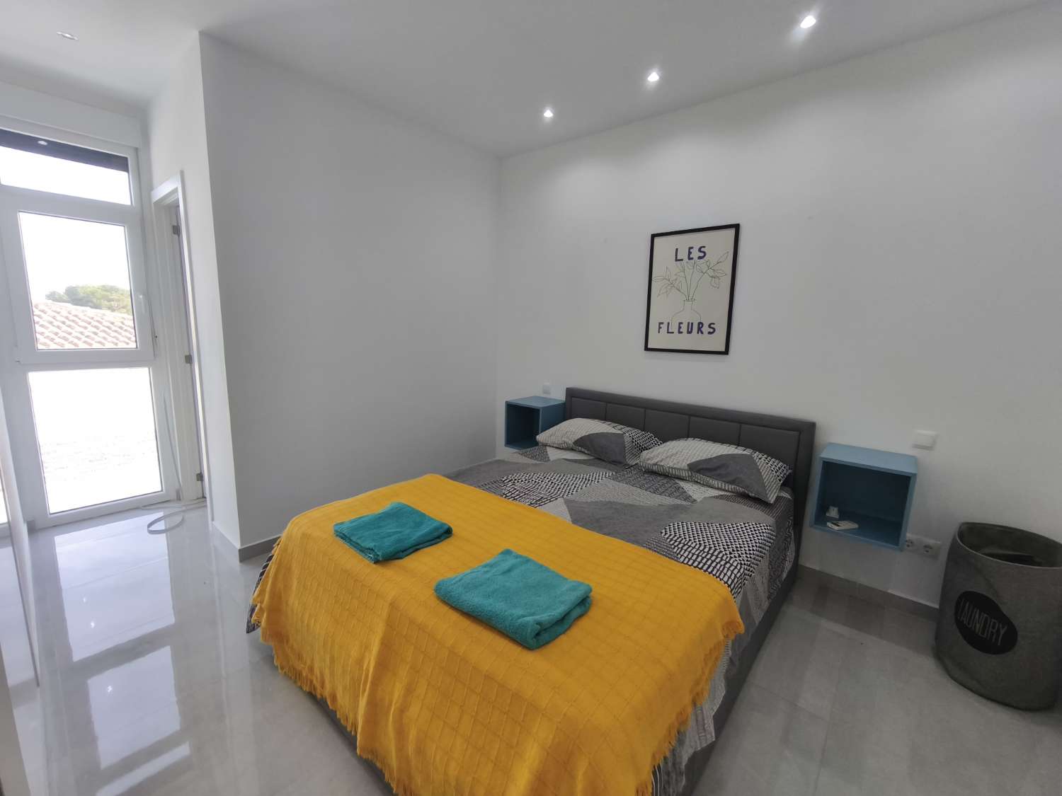 Suuri omakotitalo, jossa on neljä makuuhuonetta.