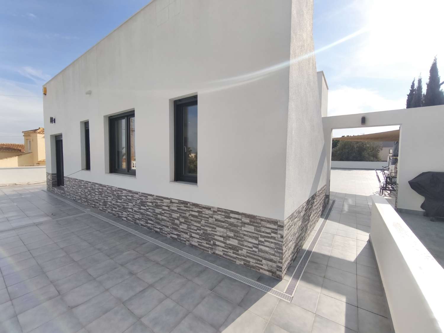 Suuri omakotitalo, jossa on neljä makuuhuonetta.