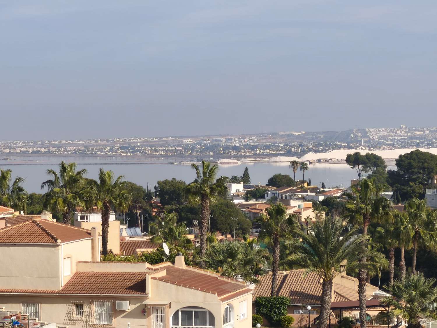 Suuri omakotitalo, jossa on neljä makuuhuonetta.