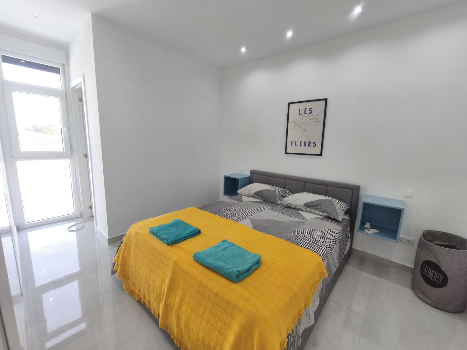 Suuri omakotitalo, jossa on neljä makuuhuonetta.