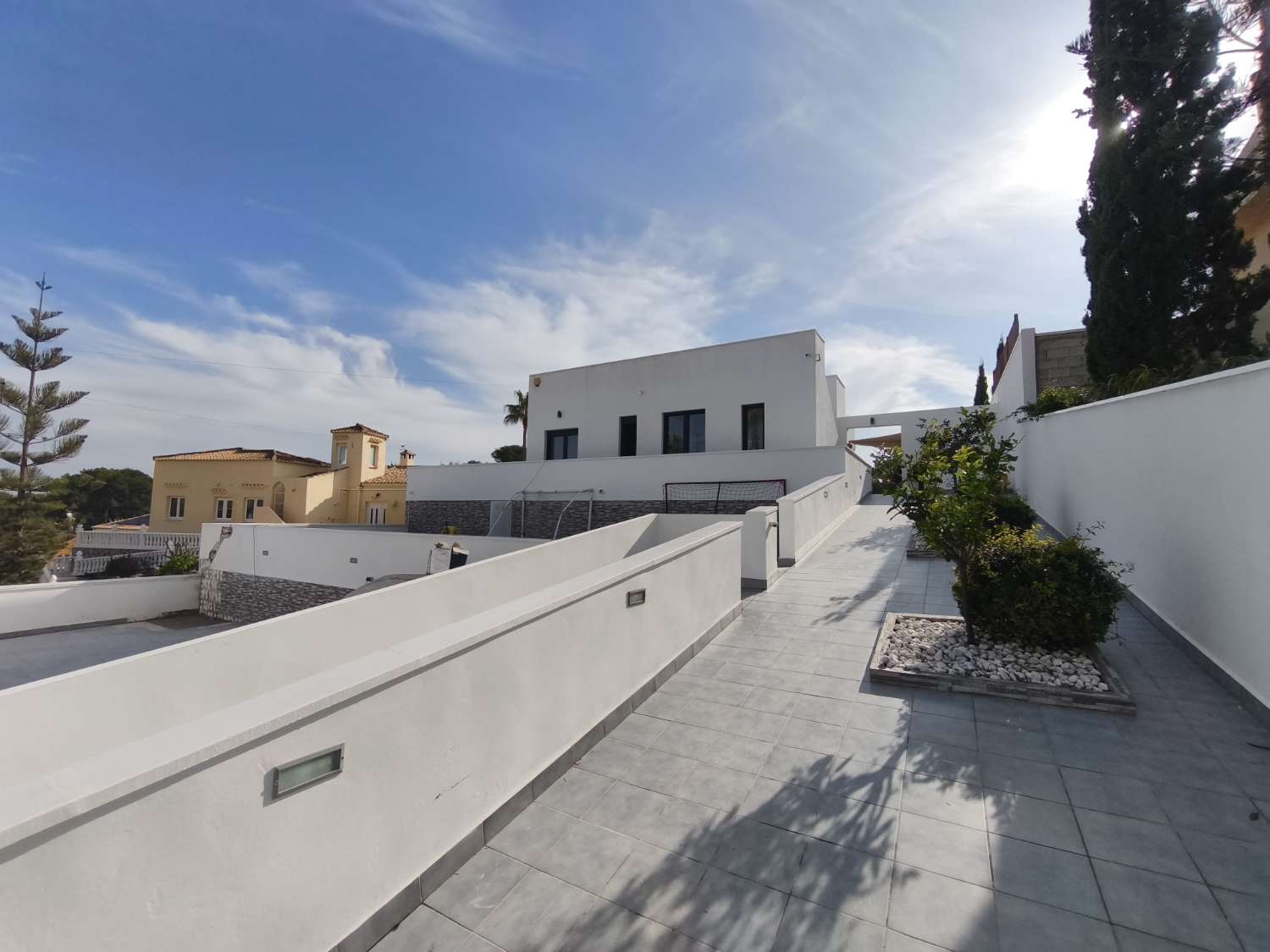 Suuri omakotitalo, jossa on neljä makuuhuonetta.