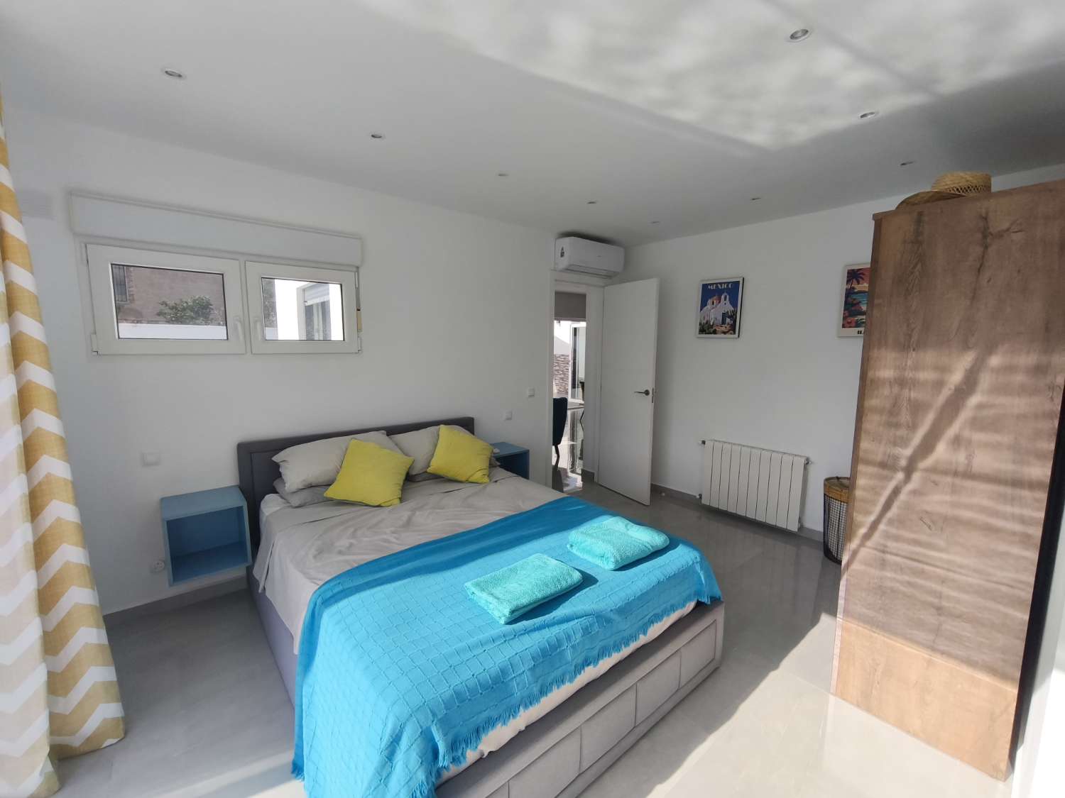 Suuri omakotitalo, jossa on neljä makuuhuonetta.